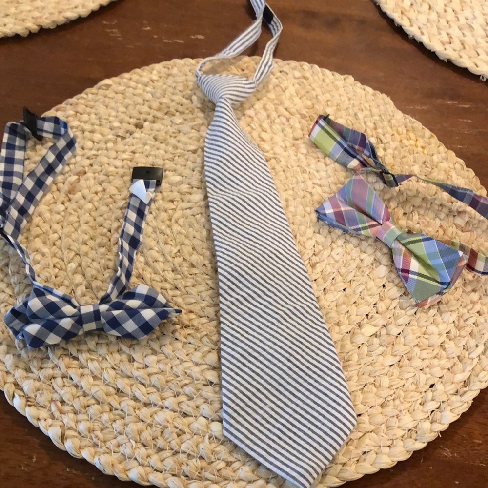 Bundle of 4 boys ties, 2 bow ties/2 long ties, Each has a closure. Exc cond!